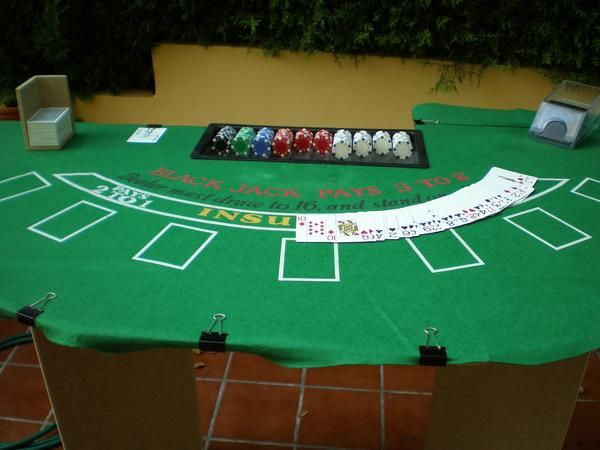 mesa de black jack con fichas, bandejero,accesorios, etc,...