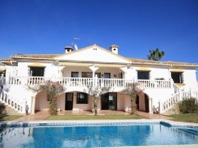 Chalet con 5 dormitorios se vende en Estepona, Costa del Sol