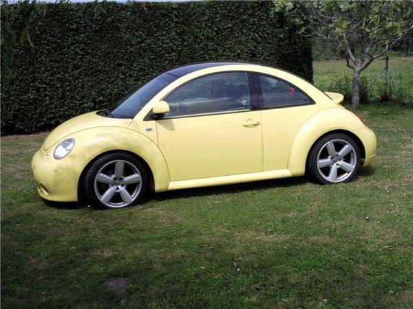 Se vende VW New Beetle amarillo 2.0 Sport del año 99.