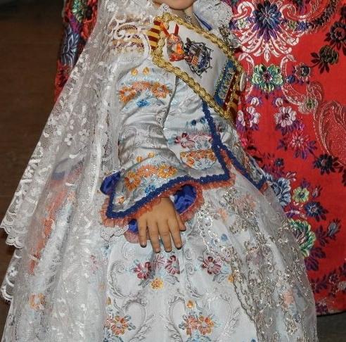 se vende traje de fallera de niña,2,3 y 4 años