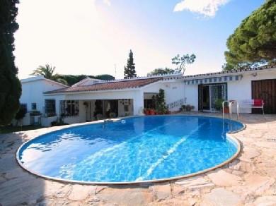 Chalet con 4 dormitorios se vende en Marbella, Costa del Sol