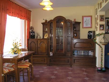 SE VENDE MUEBLE DE COMEDOR DE ROBLE MACIZO