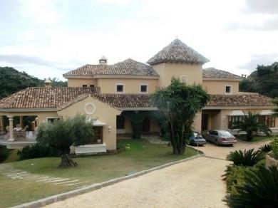 Chalet con 4 dormitorios se vende en Marbella, Costa del Sol