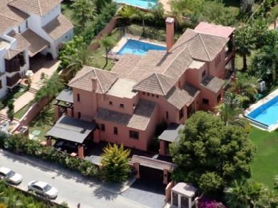 Chalet con 5 dormitorios se vende en Marbella, Costa del Sol