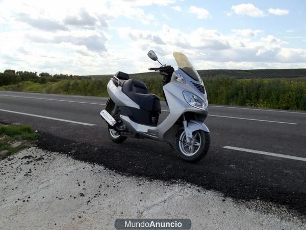 Vendo scooter 250cc muy cuidado.Buen precio.