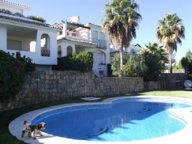 Chalet con 3 dormitorios se vende en Marbella, Costa del Sol