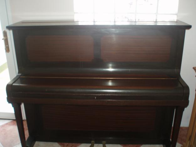 Piano de pared antiguo