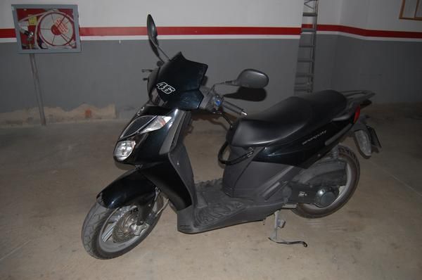 Aprilia SportCity 200cc negra