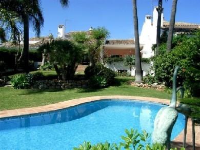 Chalet con 5 dormitorios se vende en Marbella, Costa del Sol