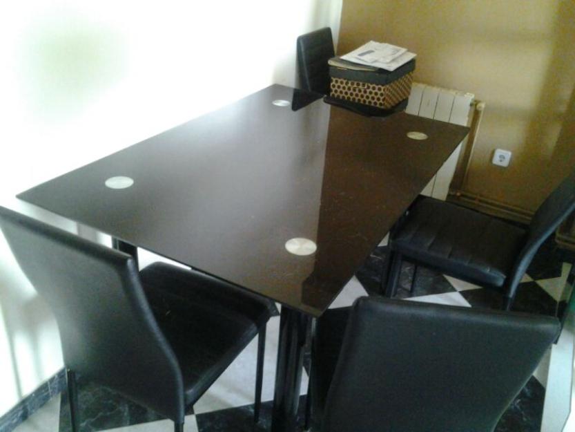 Conjunto de muebles de comedor.