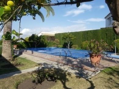 Chalet con 5 dormitorios se vende en Alhaurin de la Torre