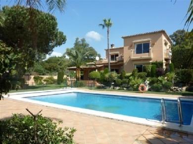 Chalet con 4 dormitorios se vende en Marbella, Costa del Sol