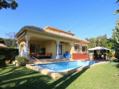 Chalet con 3 dormitorios se vende en Marbella, Costa del Sol