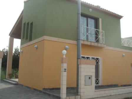 Se vende chalet a 150 metros de la playa de arena.