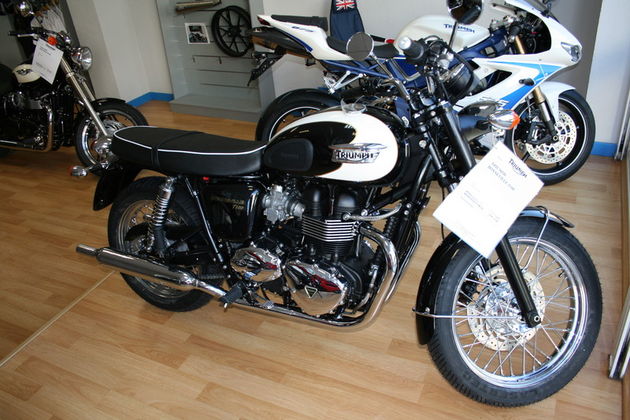 TRIUMPH BONNEVILLE T100