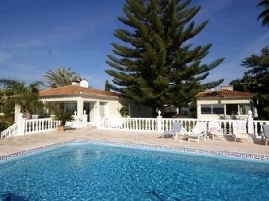 Chalet con 4 dormitorios se vende en Marbella, Costa del Sol