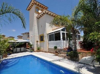 Chalet con 4 dormitorios se vende en La Zenia, Costa Blanca