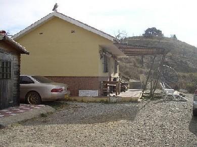 Chalet con 2 dormitorios se vende en Alora