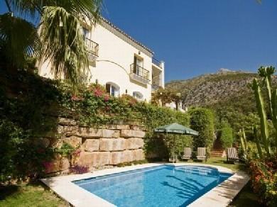 Chalet con 3 dormitorios se vende en Marbella, Costa del Sol