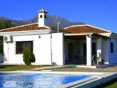 Chalet con 3 dormitorios se vende en Tolox