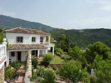 Chalet con 4 dormitorios se vende en Benahavis, Costa del Sol