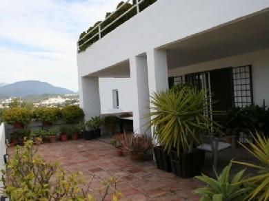 Apartamento con 2 dormitorios se vende en Marbella, Costa del Sol