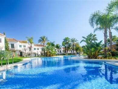 Apartamento con 2 dormitorios se vende en Marbella, Costa del Sol