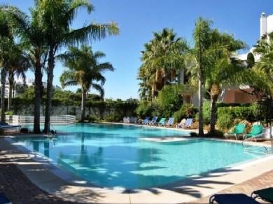 Apartamento con 3 dormitorios se vende en Marbella, Costa del Sol