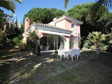 Chalet con 3 dormitorios se vende en Marbella, Costa del Sol