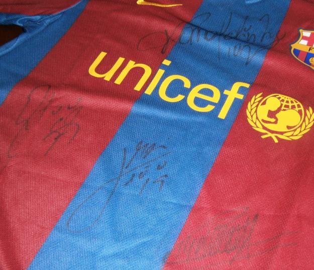 Camiseta firmada por messi,eto'o,ronaldinho y henry.