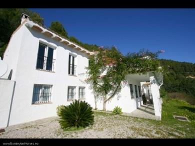 Chalet con 4 dormitorios se vende en Casares Costa, Costa del Sol