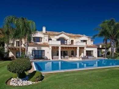 Chalet con 6 dormitorios se vende en Marbella, Costa del Sol