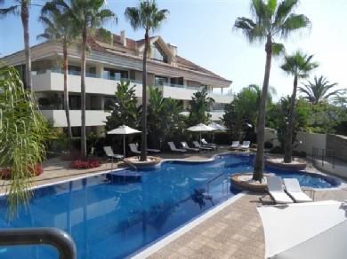 Apartamento con 3 dormitorios se vende en Marbella, Costa del Sol