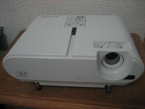 VENDO PROYECTOR MITSUBISHI CASI NUEVO