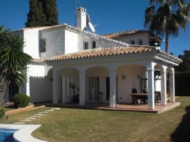 Chalet con 4 dormitorios se vende en Marbella, Costa del Sol