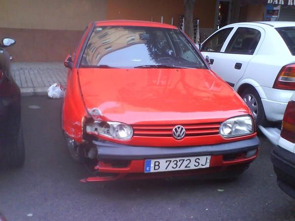 SE VENDE GOLF GTI 115CV CON GOLPE EN EL FARO DERECHO