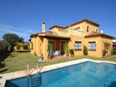 Chalet con 4 dormitorios se vende en Marbella, Costa del Sol