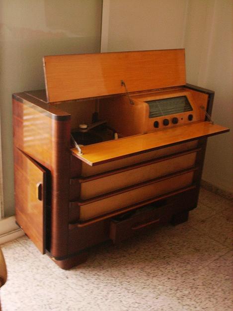 Mueble radio-tocadiscos Philips de finales de los años 40