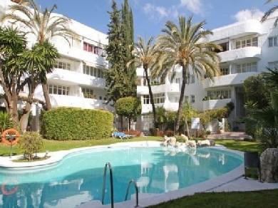 Apartamento con 2 dormitorios se vende en Marbella, Costa del Sol