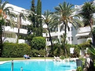 Apartamento con 3 dormitorios se vende en Marbella, Costa del Sol