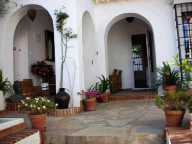 Chalet con 3 dormitorios se vende en Marbella, Costa del Sol