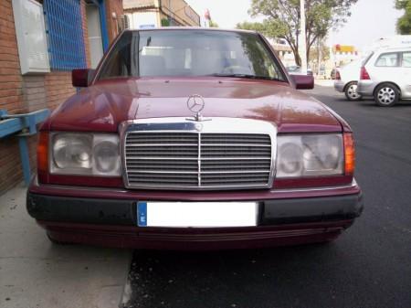 Mercedes 300 berlina en Sevilla