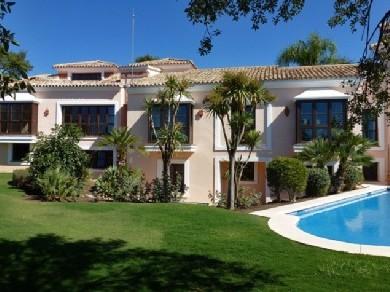 Chalet con 7 dormitorios se vende en Marbella, Costa del Sol