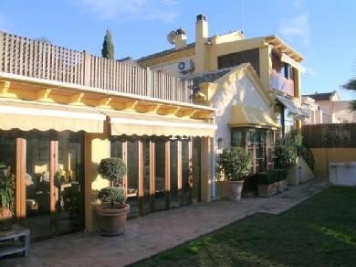 Chalet con 4 dormitorios se vende en Marbella, Costa del Sol