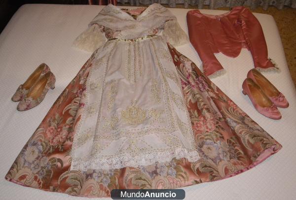 Vendo tres bonitos trajes de fallera muy cuidados