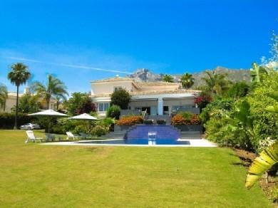 Chalet con 4 dormitorios se vende en Marbella, Costa del Sol