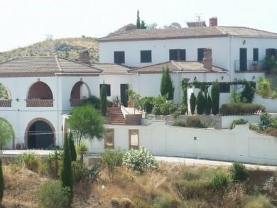 Chalet con 7 dormitorios se vende en Los Romanes