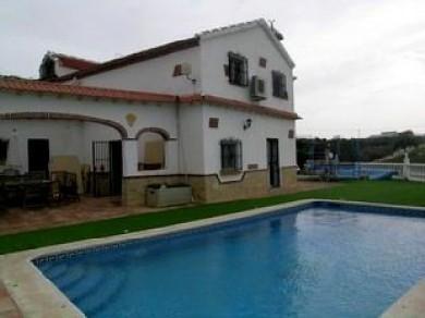 Chalet con 5 dormitorios se vende en Almayate Alto