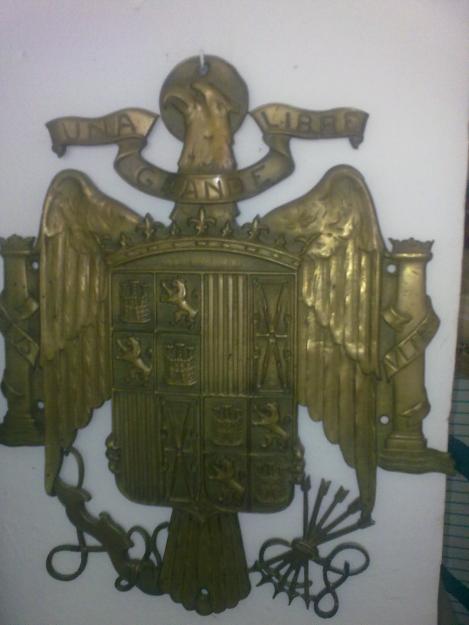 Escudo de bronce artesano, muy antiguo.