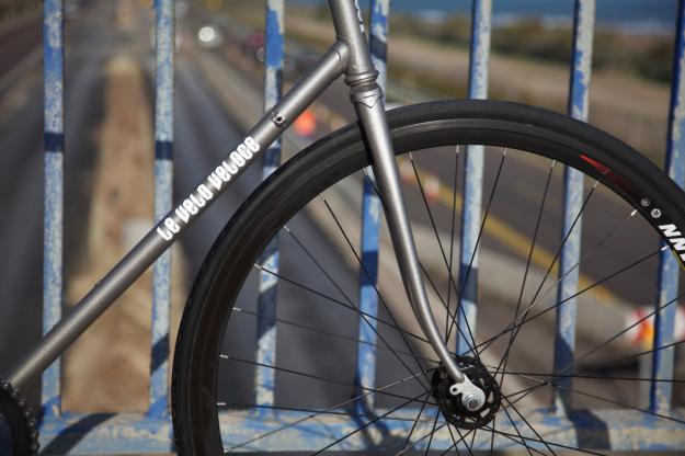 Bicicleta fixed gear marca Le Vélo Véloce.